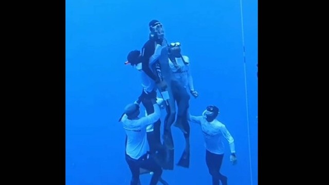 Mergulhador sem cilindro de oxigênio é resgatado após desmaiar a 125 metros de profundidade; vídeo Foto: Reprodução