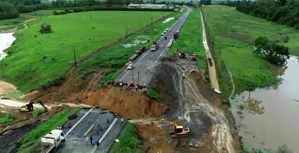 Imagens de drone mostram as equipes trabalhando no local na manhã desta quarta-feira (30).  Foto: Reprodução/ TV Gazeta