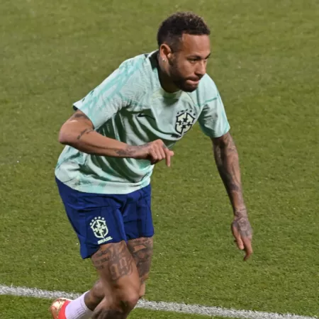 Neymar durante o treino deste domingo da seleção brasileira / Imagem: Nelson Almeida/AFP