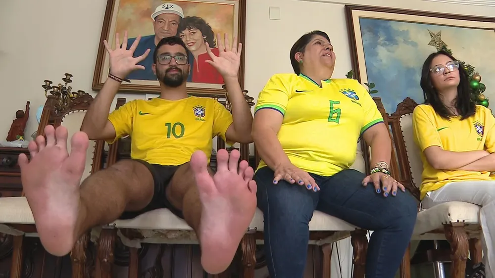 Membro da "família hexa" mostra os seis dedos que têm nas mãos e nos pés. ?- Foto: TV Globo
