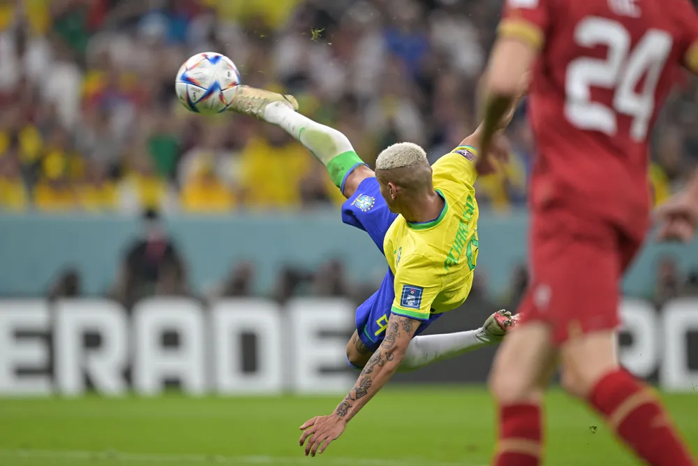 Richarlison, do Brasil, acerta voleio para marcar o seu segundo gol na partida contra a Sérvia válida pela 1ª rodada do Grupo G da Copa do Mundo de 2022, no Estádio Lusail, em Lusail, no norte de Doha