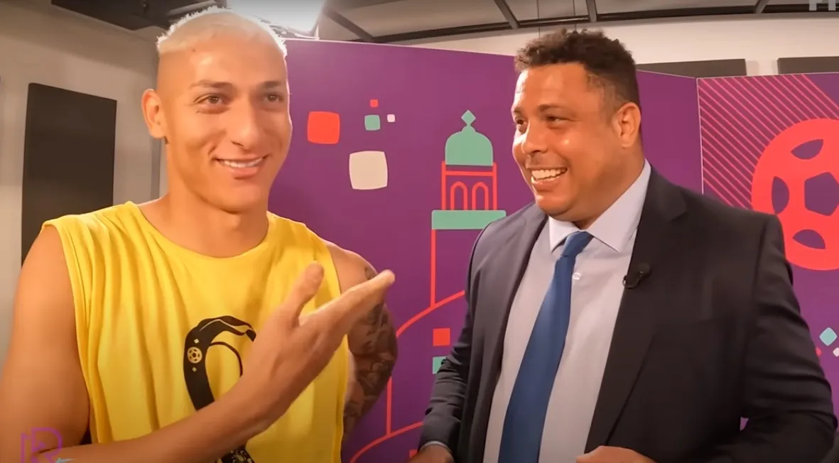 Momento em que o jogador chega para ser entrevistado pelo Fenômeno