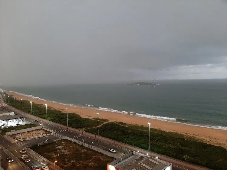 Foto: Reprodução/Tempo fechado na Praia de Itaparica, em Vila Velha