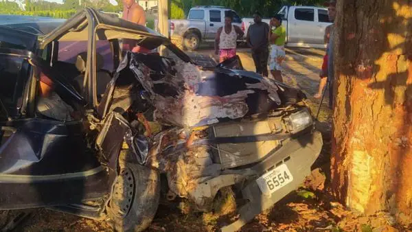 Foto: Reprodução/Carro desvia de veículo, bate em árvore, homem morre e duas pessoas ficam feridas no ES. Crédito: Leitor de A Parresia