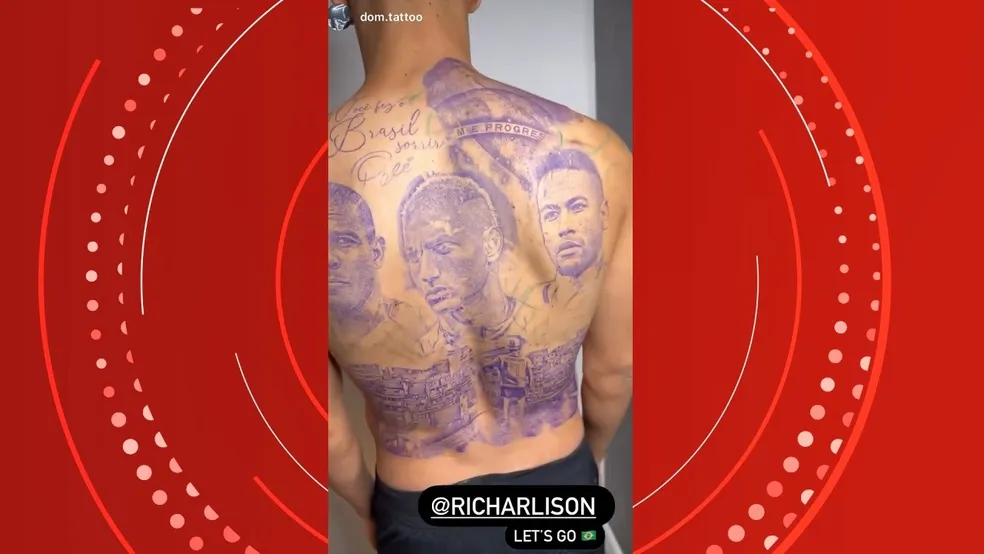 Richarlison faz homenagem ao Pelé, a Ronaldo e a Neymar em tatuagem nas costas. ?- Foto: Reprodução