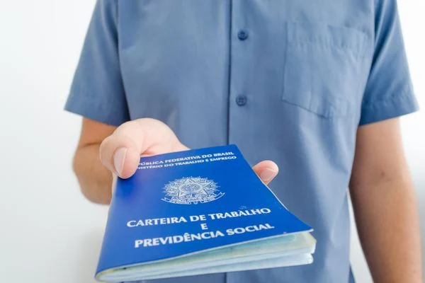 Carteira de trabalho, trabalhador. (Shutterstock)