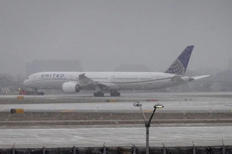 Nevasca atinge os EUA e causa transtorno, com o cancelamento de milhares de voos - Foto - Photo by SCOTT OLSON / Getty Images via AFP