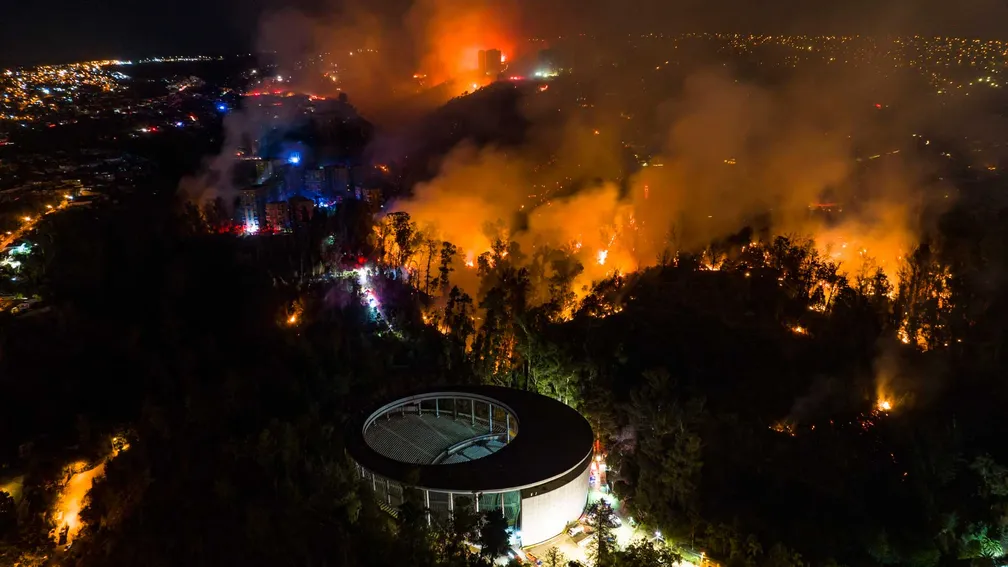 Incêndio florestal atinge as colinas de Vina del Mar, onde estão localizadas centenas de casas, na região de Valparaíso, Chile - Foto: Javier Torres / AFP