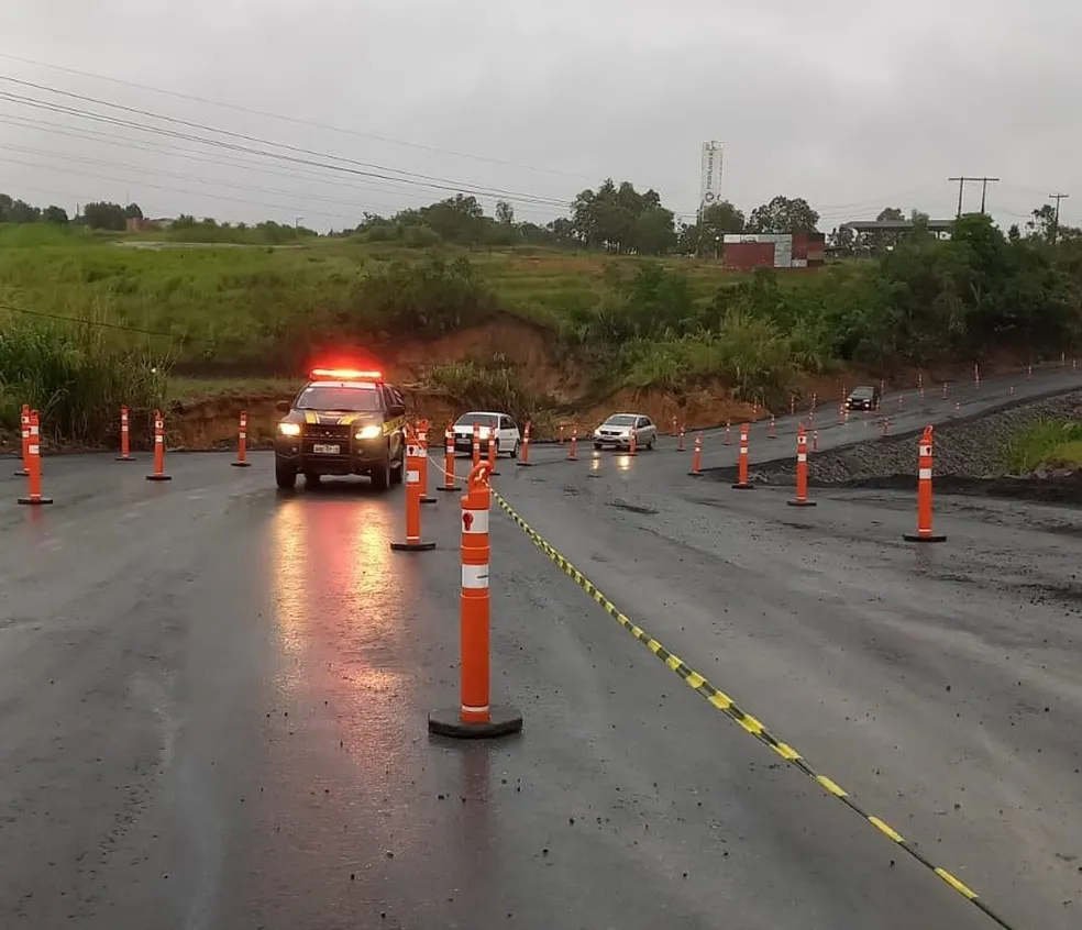 Desvio de cratera é liberado na BR-101 em São Mateus, ES  Foto: Eco-101/Divulgação