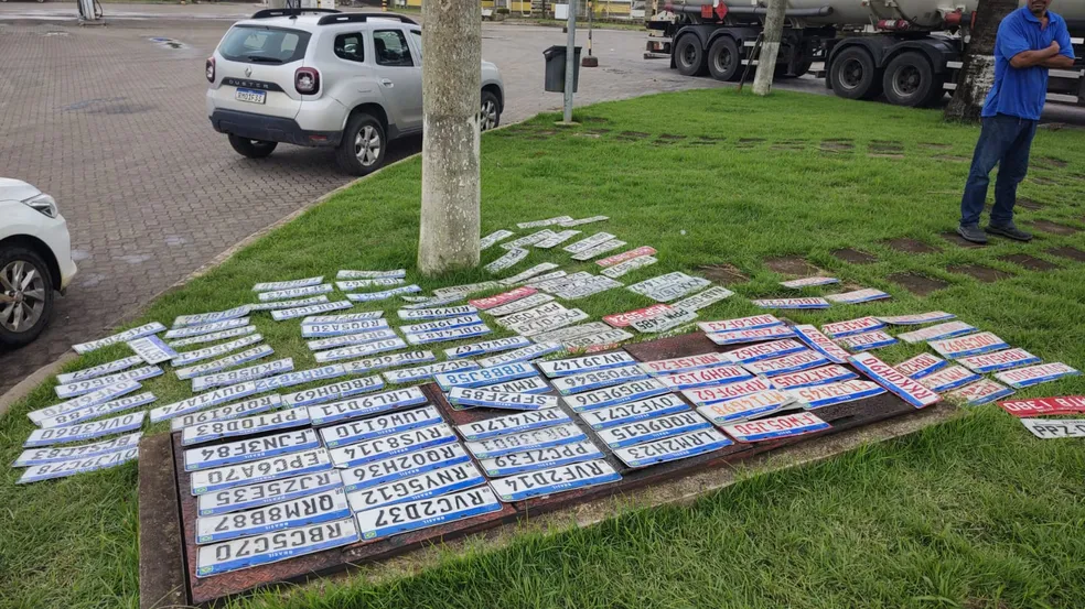 Funcionária de posto juntou mais de 200 placas em posto de gasolina - Foto: Reprodução/Tiago Félix