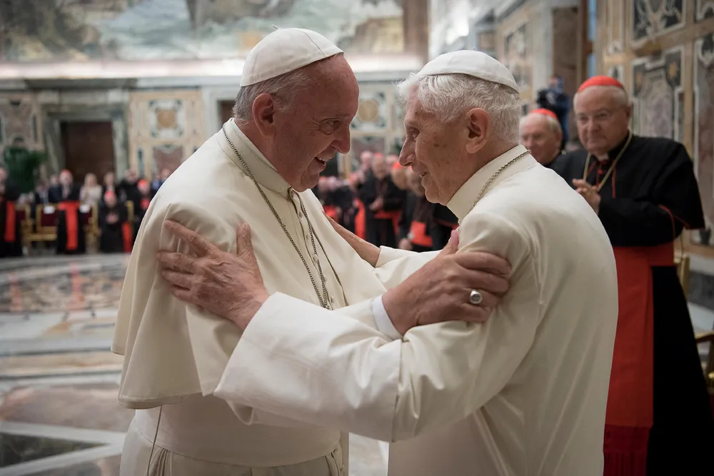 O ex-papa Bento (direita) é saudado pelo Papa Francisco durante uma cerimônia para marcar seu 65º aniversário de ordenação ao sacerdócio no Vaticano - Foto: Osservatore Romano/Reprodução via REUTERS