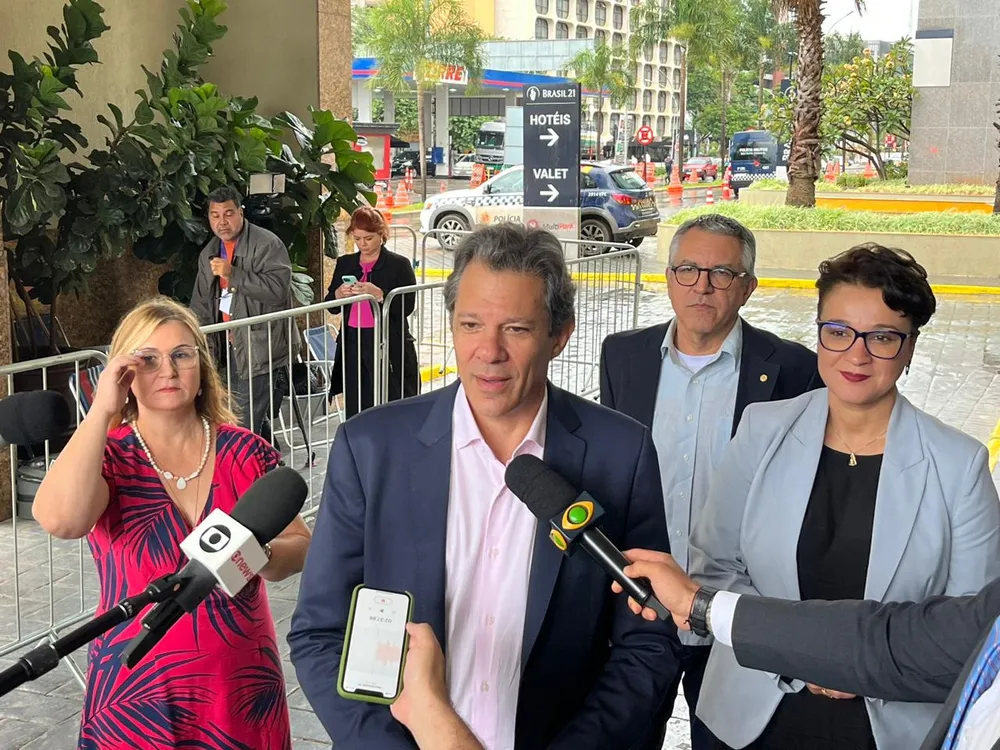 Haddad anuncia novas presidentes da Caixa, Rita Serrano (à esquerda) e do BB, Tarciana Medeiros (à direita) nesta sexta (30) em Brasília.  Foto: Pedro Henrique Gomes/g1