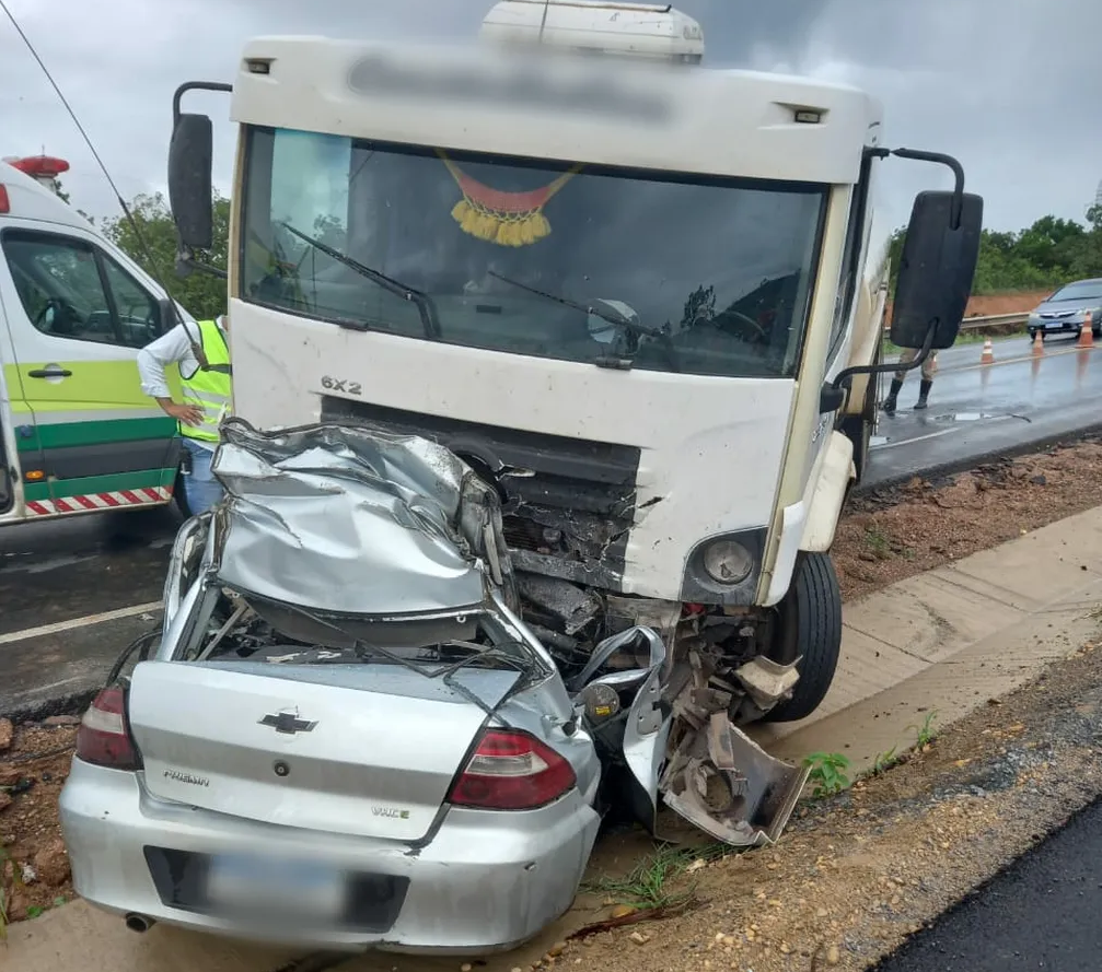 Carro foi esmagado pelo caminhão - Foto: Polícia Militar Rodoviária/Divulgação