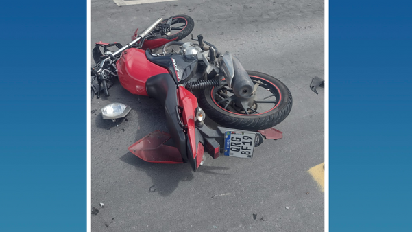 Moto ficou destruída após colisão em caminhão na BR 259, em Colatina. (Reprodução)