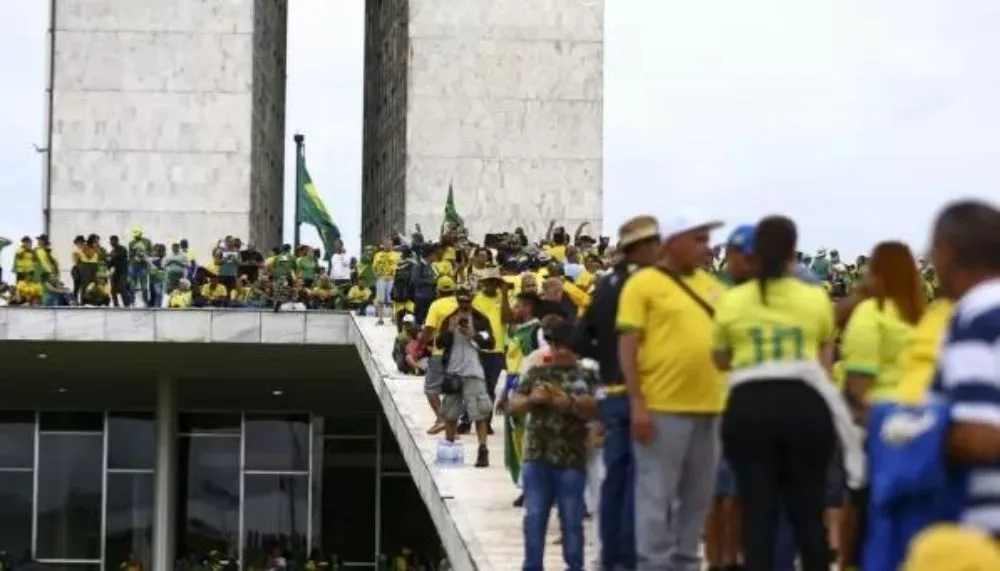 Vândalos invadiram e depredaram os prédios dos Três Poderes, em Brasília