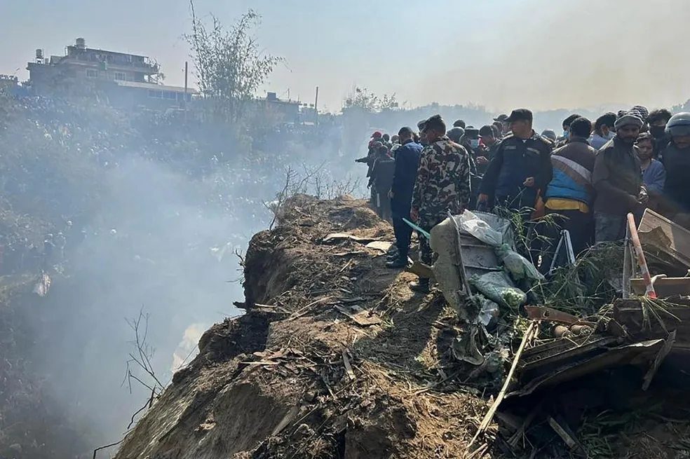 Equipes de resgate trabalham no local do acidente no Nepal neste domingo (15) ?- Foto: Krishna Mani Baral/AFP