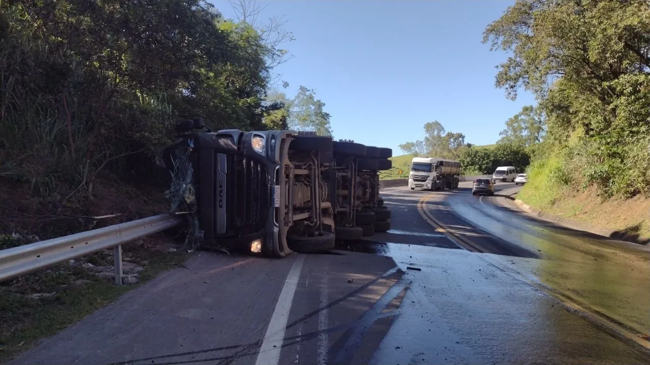 Motorista está sendo atendido por equipes médicas no local - Foto: Divulgação/PRF