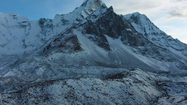 Avanlache aconteceu na região tibetana do Himalaia; neve atingiu rodovia e matou oito Foto: Reprodução