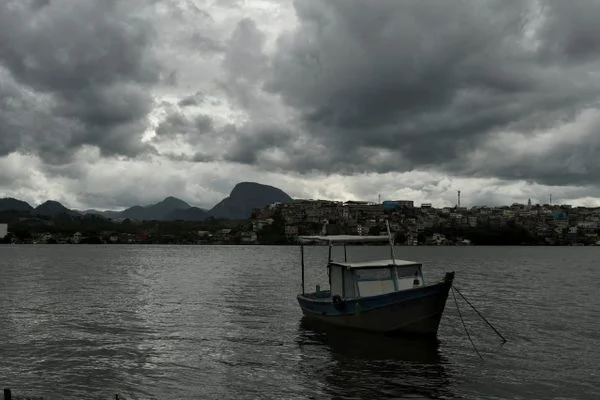 Tempo fica fechado na tarde desta sexta-feira (20) na Grande Vitória. (Fernando Madeira)