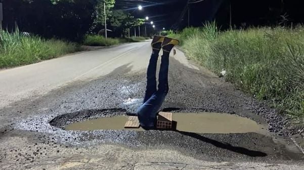 Manequim dentro de buraco em rodovia chama atenção em Aracruz. (Redes Sociais)