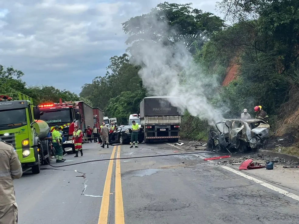 Grave acidente entre dois carros e uma carreta na BR-101, em Fundão - Foto: Cristiano Souza