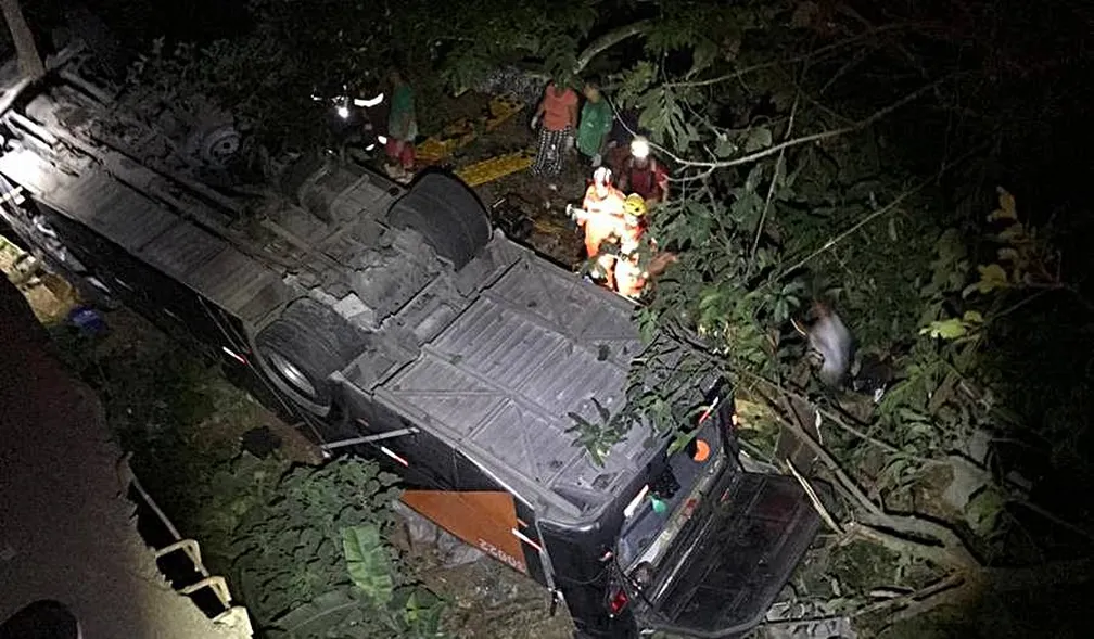 Ônibus com time de futebol cai de ponte e deixa mortos e feridos na BR-116 - Foto: Reprodução/O Vigilante Online