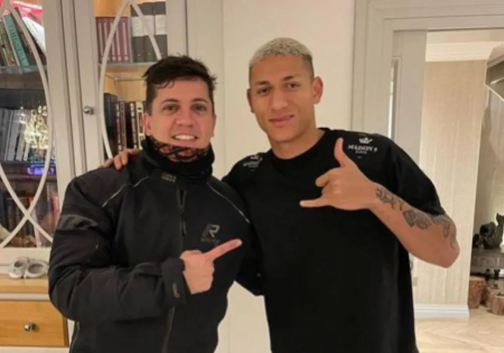 Richarlison tirou foto com o motoboy brasileiro - Foto: Reprodução/Instagram