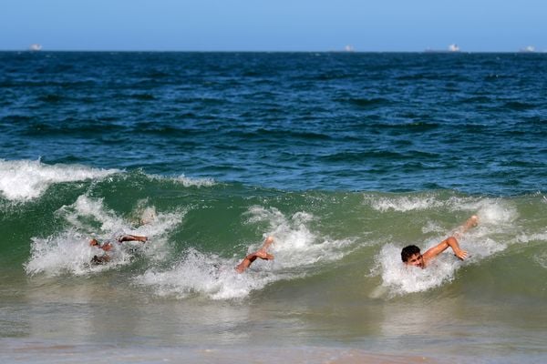 Banhistas no mar da Praia da Costa, em Vila Velha,. (Fernando Madeira)