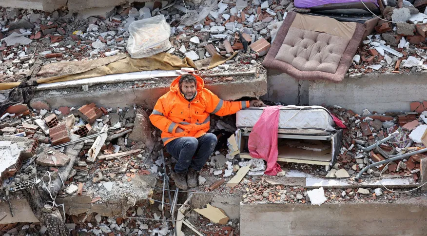 Mesut Hancer segura a mão de sua filha de 15 anos, Irmak, que foi morta no terremoto Adem Altan/AFP/Getty Images