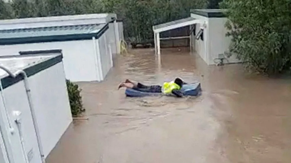 Homem flutua em um colchão em meio à inundação causada pelo ciclone Gabrielle na Nova Zelândia  Foto: Lie Tu'imoala / via Reuters