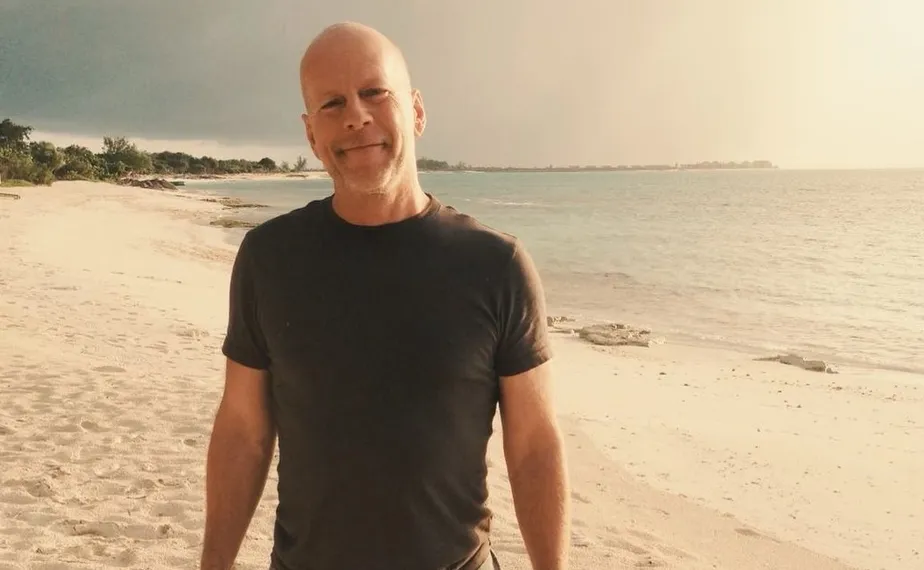 Ator Bruce Willis em foto publicada pela família após diagnóstico de demência frontotemporal | Foto:Reprodução/Instagram