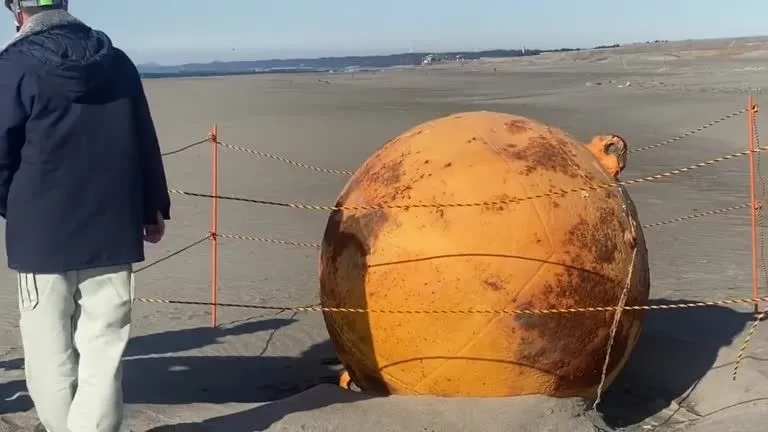 Grande objeto metálico apareceu em praia no Japão. / Reuters