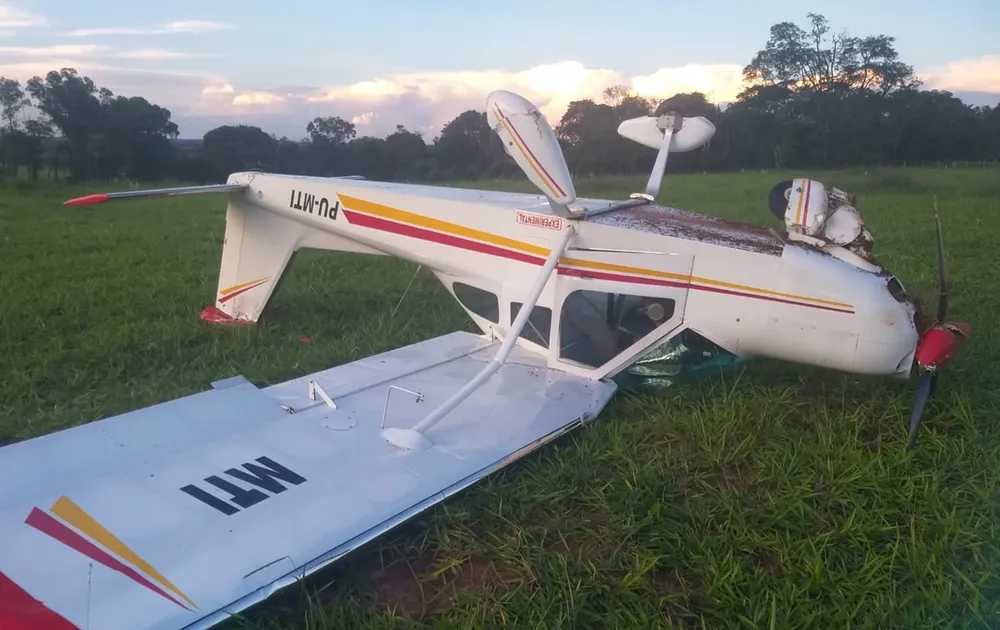 Avião de pequeno porte caiu às margens da rodovia Euclides da Cunha, entre Bálsamo e Tanabi (SP) - Foto: Tanabi Notícias/Divulgação