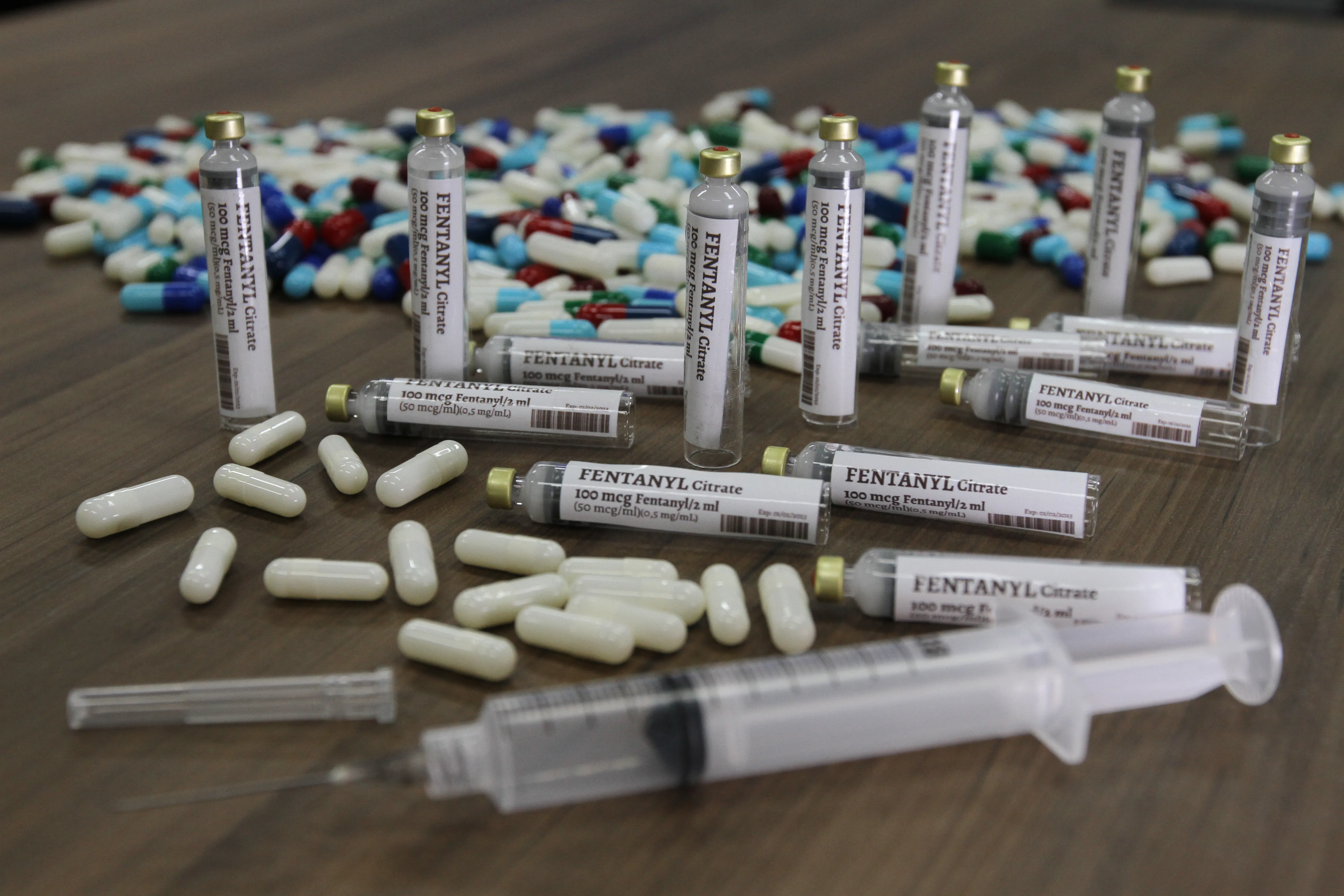 Frascos de fentanil: droga é até 100 vezes mais potente que a morfina, mas nas mãos de criminosos pode matar | Foto: Douglas Schneider/AT