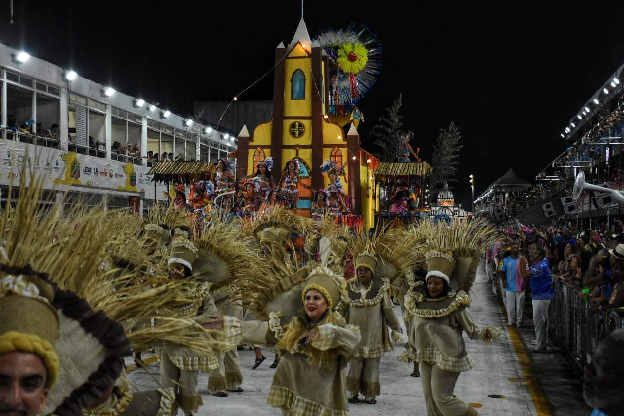 Foto: Thiago Soares - Novo Império, atual campeão do Carnaval de Vitória, em desfile no Sambão do Povo em 2022. Segundo a Prefeitura da Capital, a economia da cidade deve movimentar R$ 25 milhões