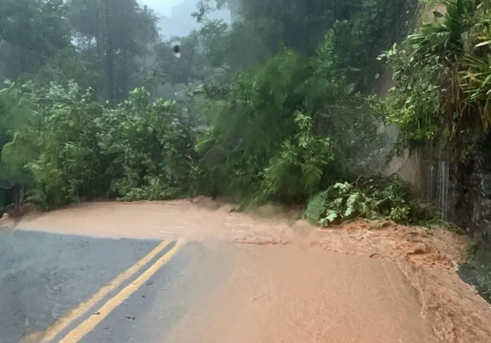 Chuva causou mortes, deixou moradores desabrigados e interditou estradas