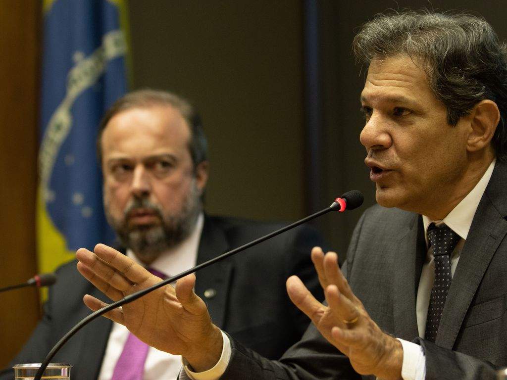 Foto: Fabio Rodrigues-Pozzebom/Agência Brasil / Os ministros das Minas e Energia, Alexandre Silveira, e da Fazenda, Fernando Haddad, durante coletiva da reoneração dos combustíveis