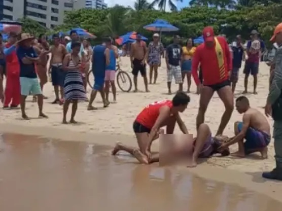 Adolescente foi socorrido ainda na praia da Piedade | Foto: Reprodução/Redes Sociais 