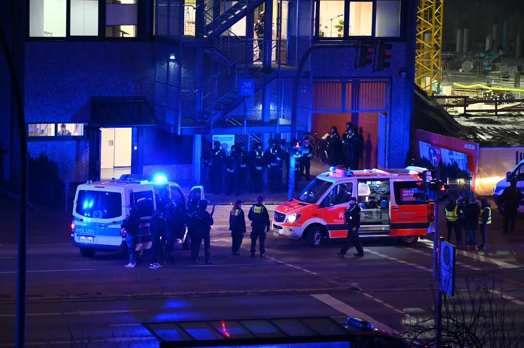 A ação de polícias e ambulâncias no local onde pelo menos seis morreram após um tiroteio em Hamburgo, na Alemanha. Foto: Jonas Walzberg/dpa/AFP 