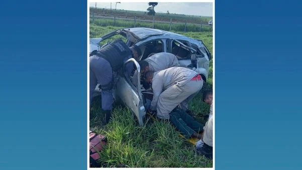 Vítima encarcerada dentro veículo recebeu atendimento do Corpo de Bombeiros, em Pinheiros. (Reprodução/Redes Sociais)