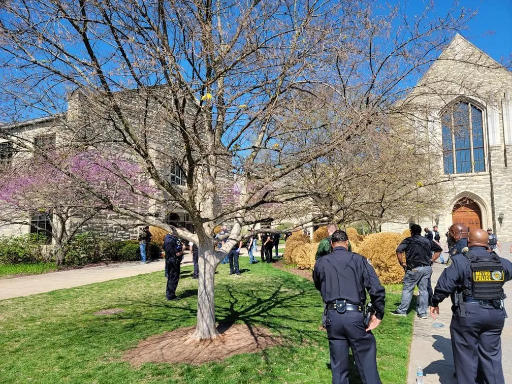 Policiais e serviços de emergência respondem a um tiroteio em uma escola em Nashville, Tennessee, nos EUA, em 27 de março de 2023 - Foto: Reprodução/Polícia Metropolitana de Nashville