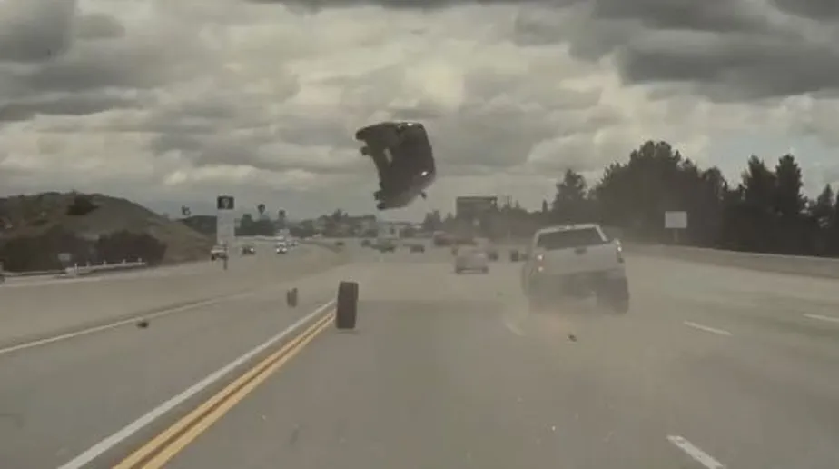 Carro 'decola' ao ser atingido por roda de picape em rodovia na Califórnia - Foto: Reprodução/Twitter