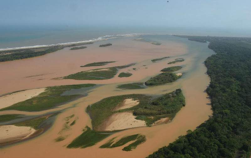 Foto: Fred Loureiro / Lama em Regência, Linhares, uma das cidades do ES atingidas pelos rejeitos de Fundão