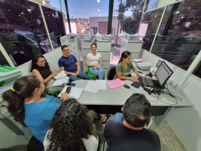 Foto: Reprodução / Servidores do Cras e CADúnico durante reunião sobre o Programa Bolsa Família