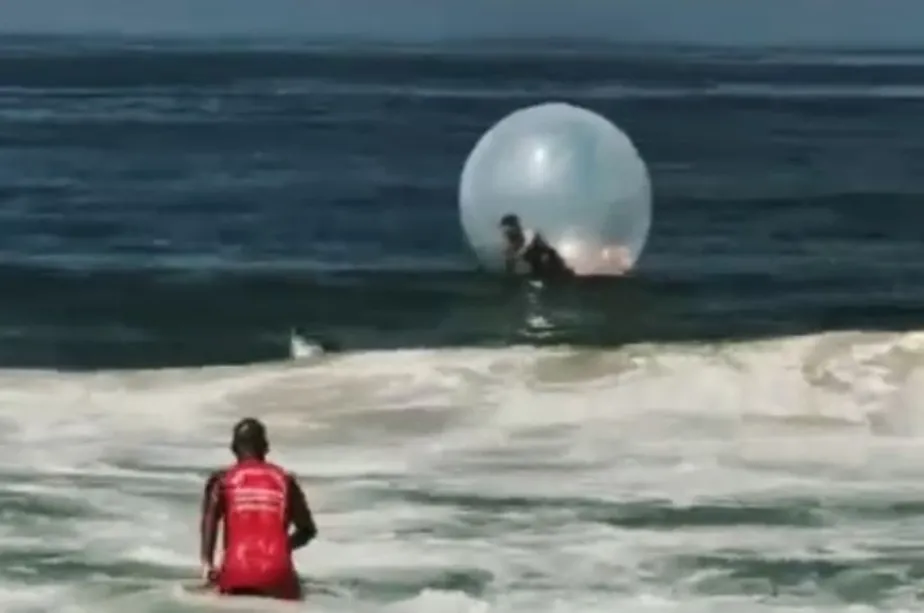 Bombeiros resgatam casal em bolha inflável na Praia de Copacabana - Foto/ Reprodução