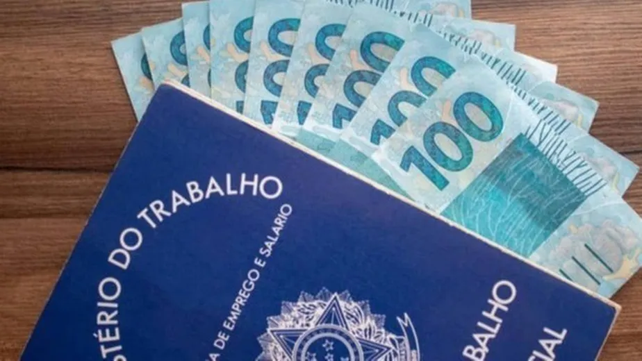 Salário mínimo deve ficar em R$ 1.429 em 2024, conforme fórmula de reajuste confirmada por ministro - Foto: Arquivo