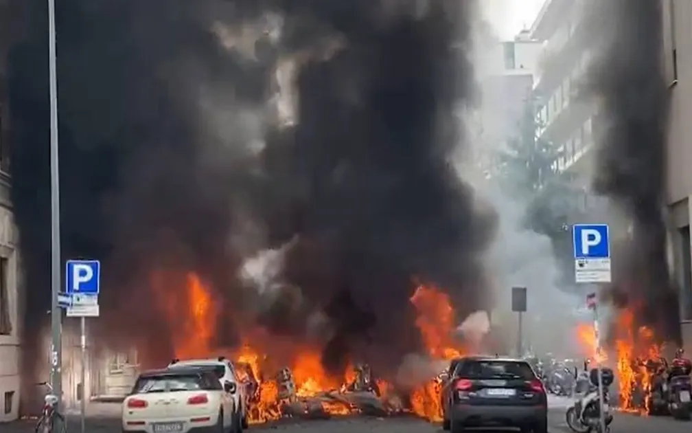 Densa fumaça se forma após explosão no centro de Milão, no norte da Itália, em 11 de maio de 2023.- Foto: Reprodução/ Redes sociais