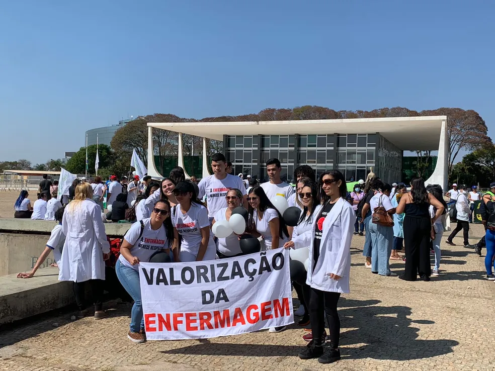 Protesto de enfermeiros contra suspensão da lei que fixou piso salarial da categoria, em Brasília - Foto: Brenda Ortiz/g1