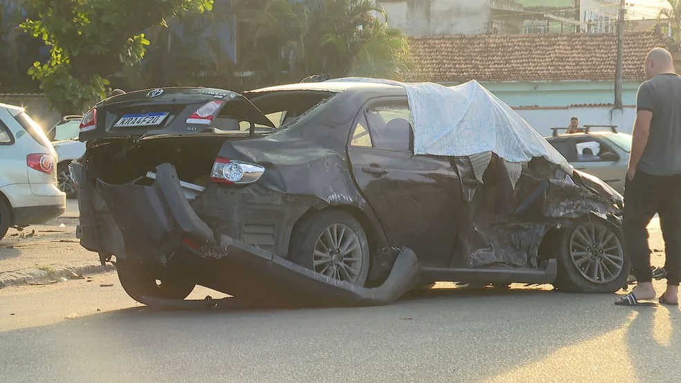 Carro ficou danificado após a colisão na Zona Oeste do Rio  Foto: Reprodução/TV Globo