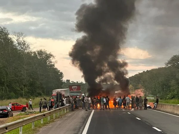 Manifestantes fazem protesto na BR 101, na região de Seringal, em Viana. (Divulgação/PRF)